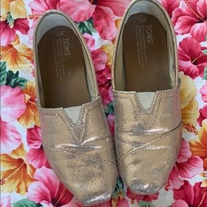 ⚡️1HR SALE⚡️RARE Rose gold foil Toms